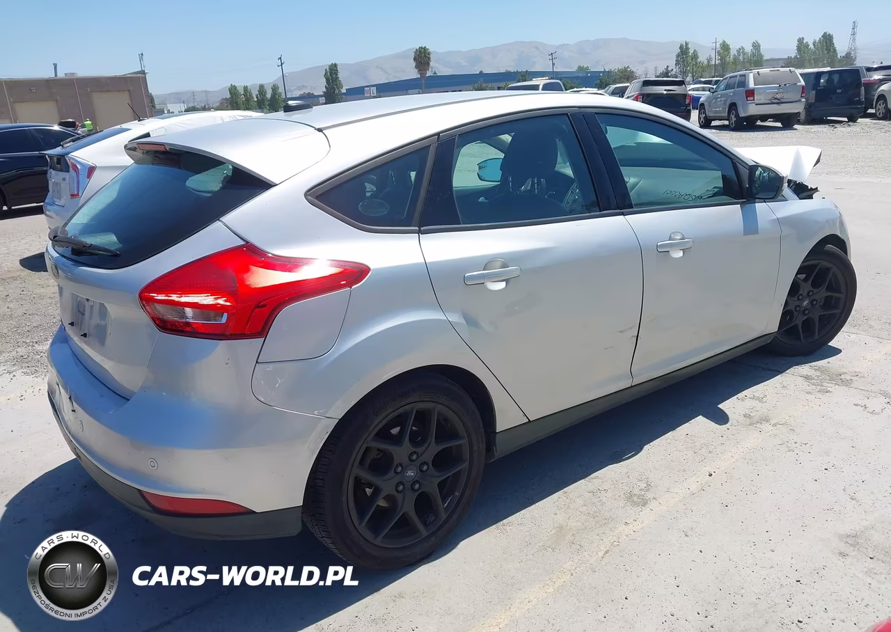 2016 Ford Focus Se VIN:1FADP3K29GL304441 - 4