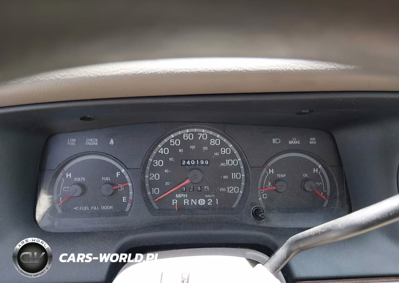 2003 Ford Crown Victoria Standard VIN:2FAFP73W83X156877 - 7