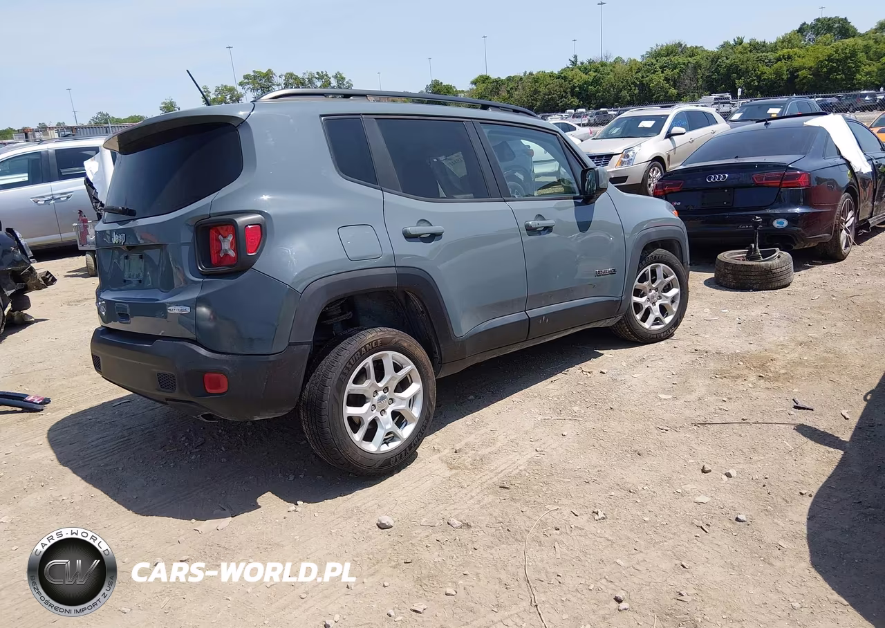 2018 Jeep Renegade Latitude 4X4 VIN:ZACCJBBBXJPG75953 - 4