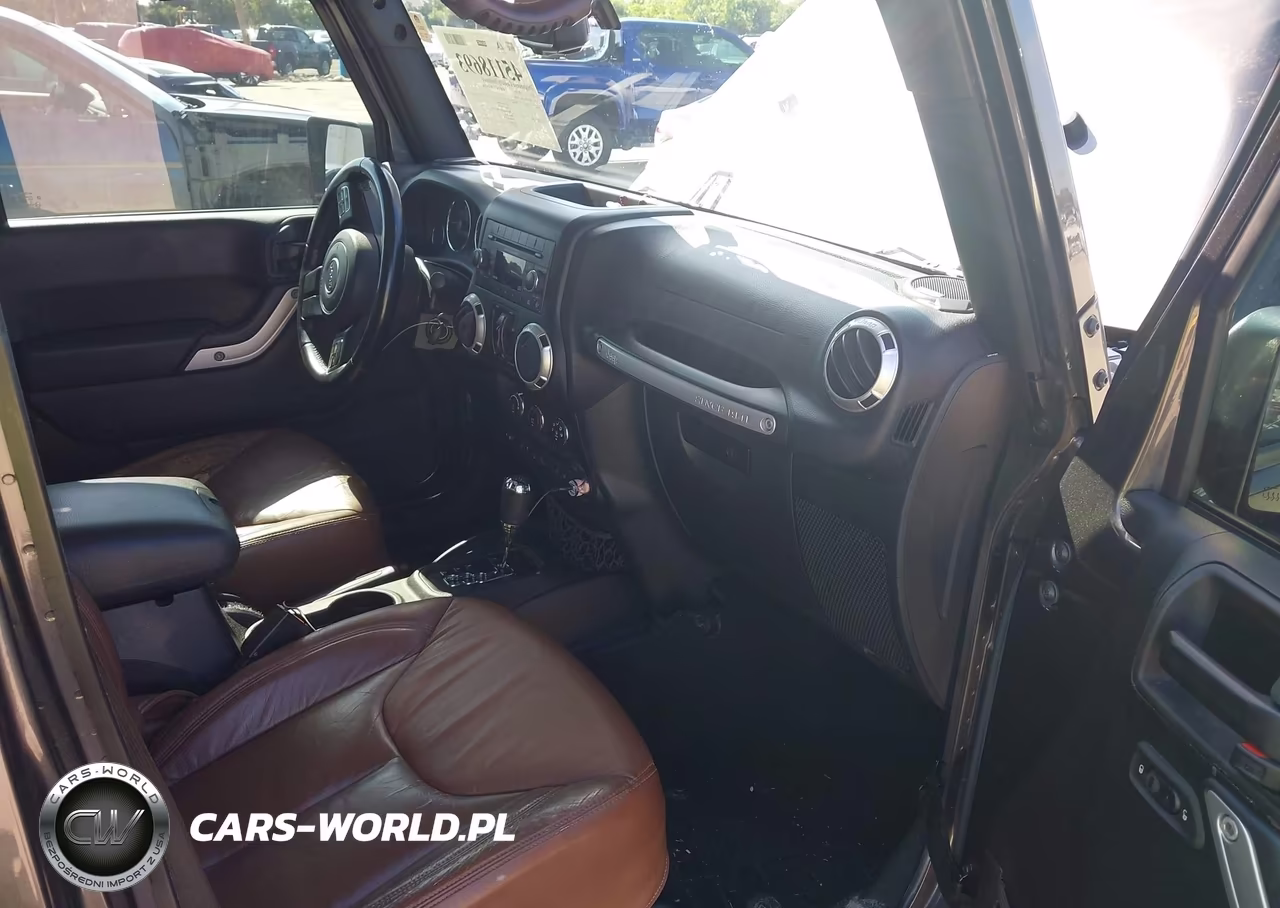 2017 Jeep Wrangler Unlimited Sahara 4X4 VIN:1C4BJWEG3HL531458 - 5