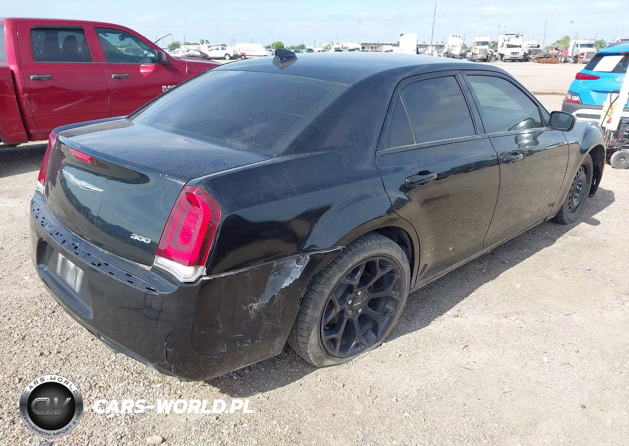 2020 Chrysler 300 Touring VIN:2C3CCAAGXLH158856 - 4