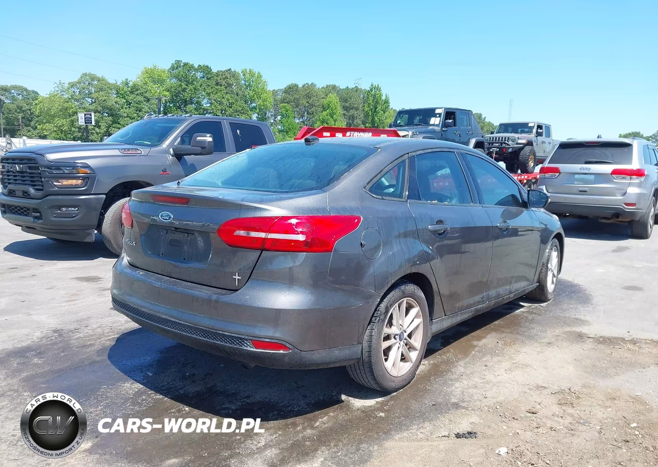 2016 Ford Focus Se VIN:1FADP3F24GL283766 - 4