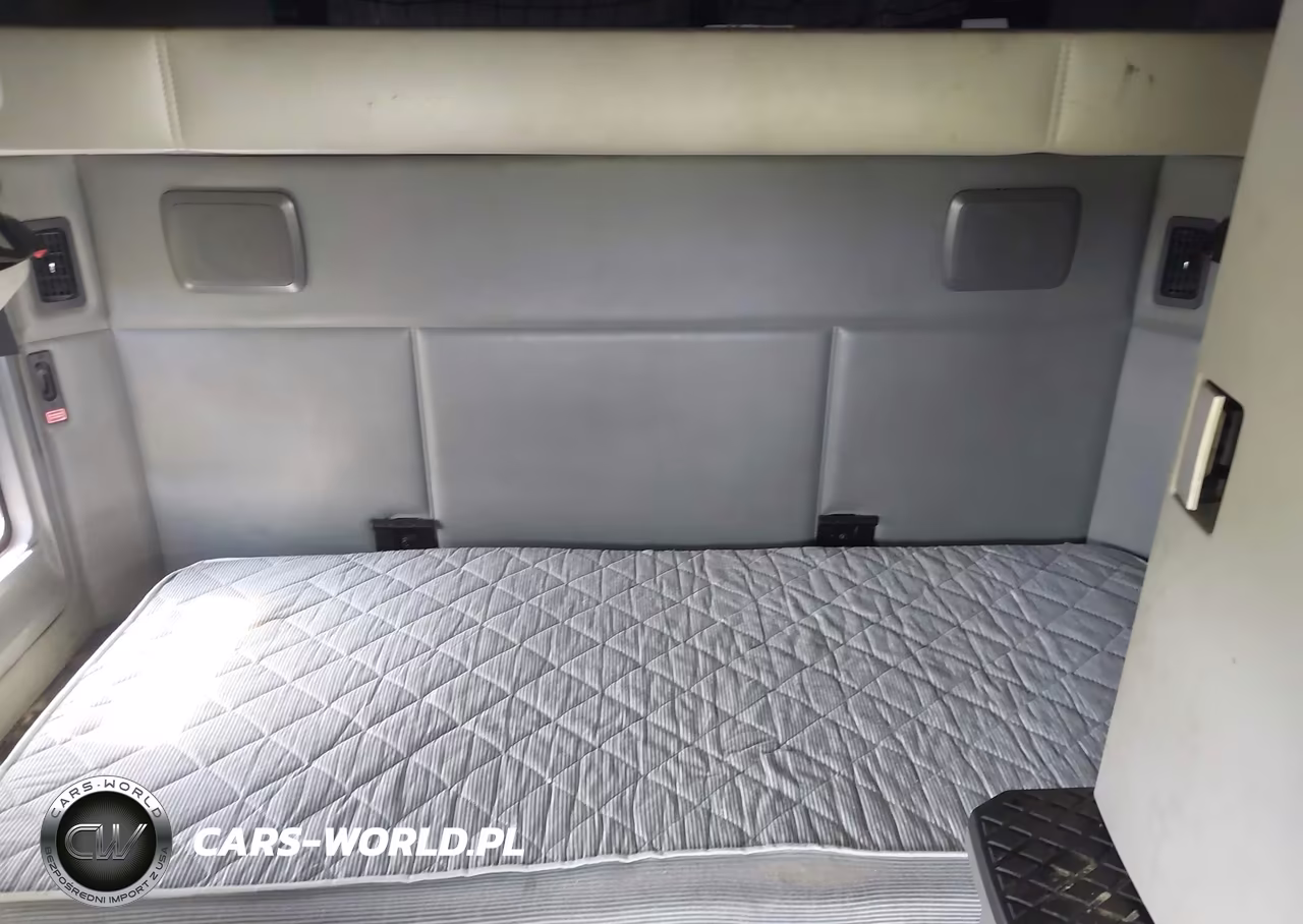 2018 Kenworth T680 VIN:1XKYDP9X1JJ214253 - 6