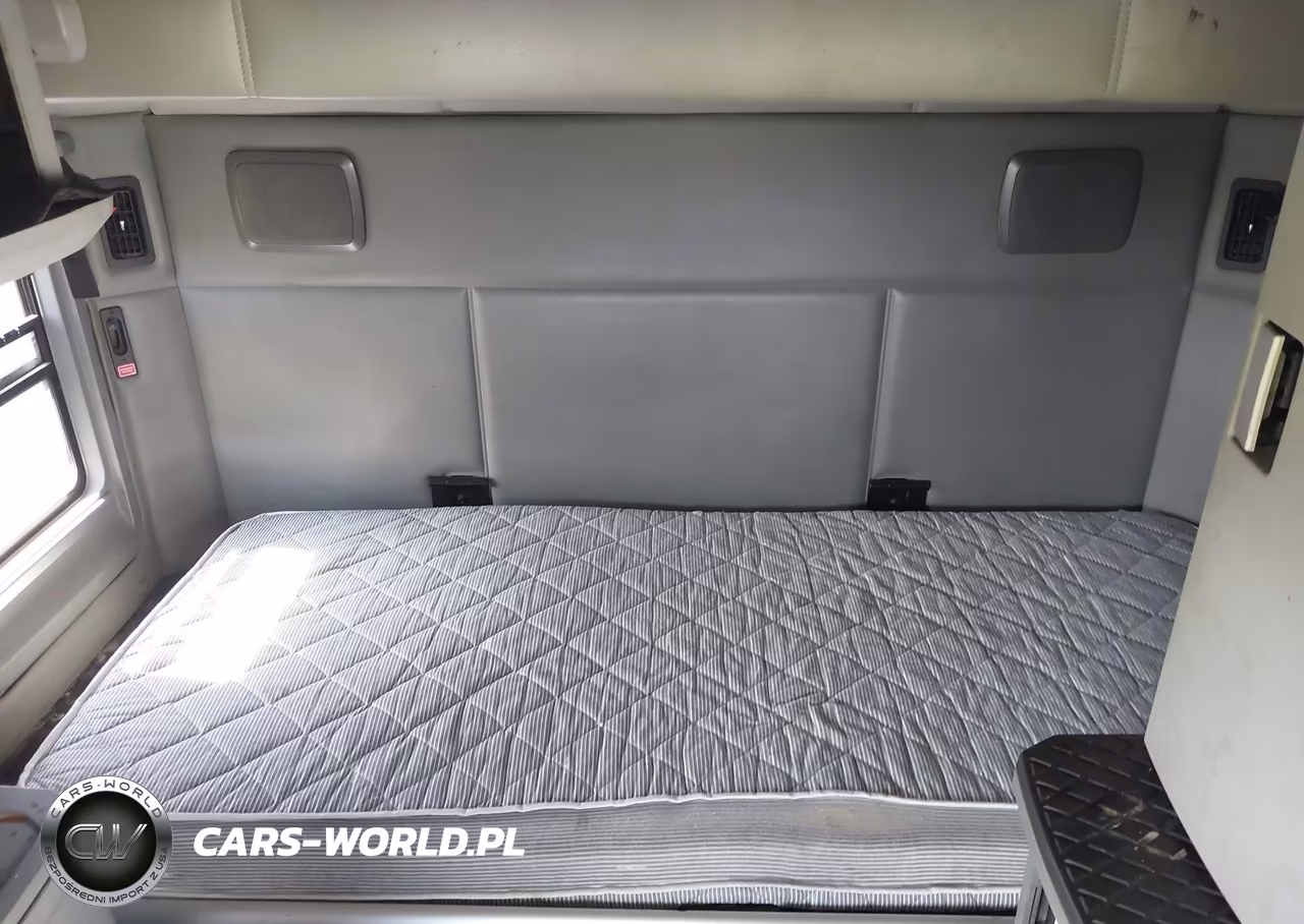 2018 Kenworth T680 VIN:1XKYDP9X1JJ214253 - 7