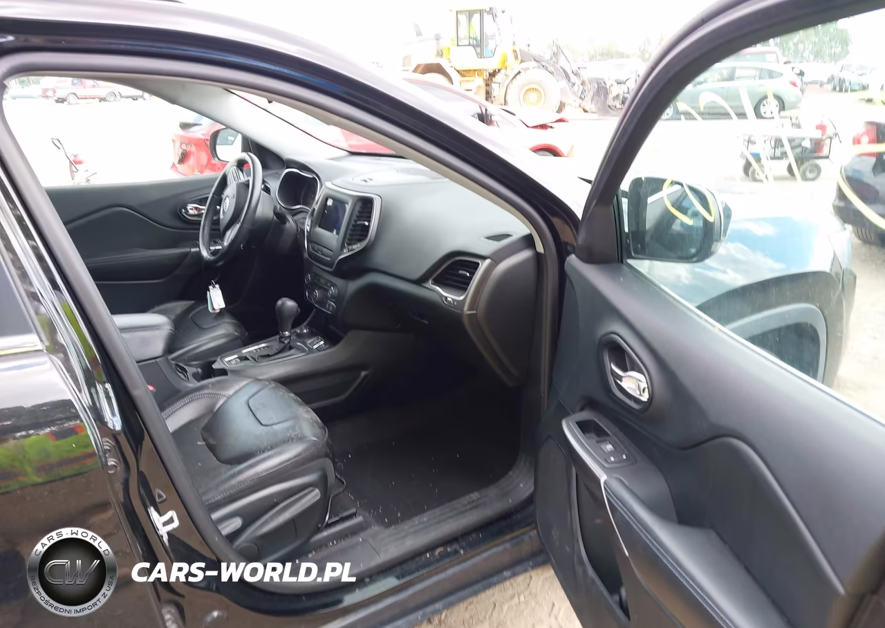 2019 Jeep Cherokee Latitude Plus 4X4 VIN:1C4PJMLX9KD271467 - 5
