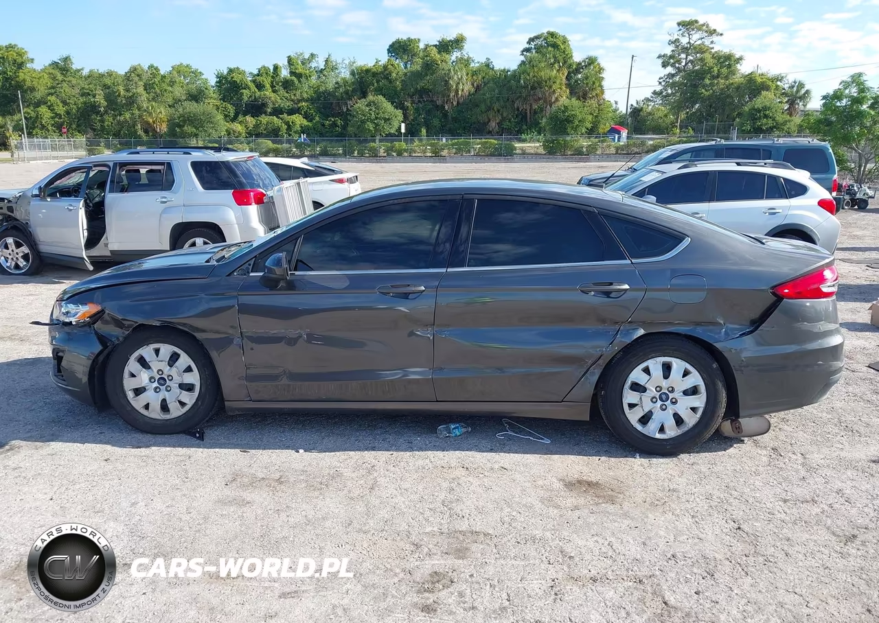 2019 Ford Fusion S VIN:3FA6P0G77KR162211 - 14