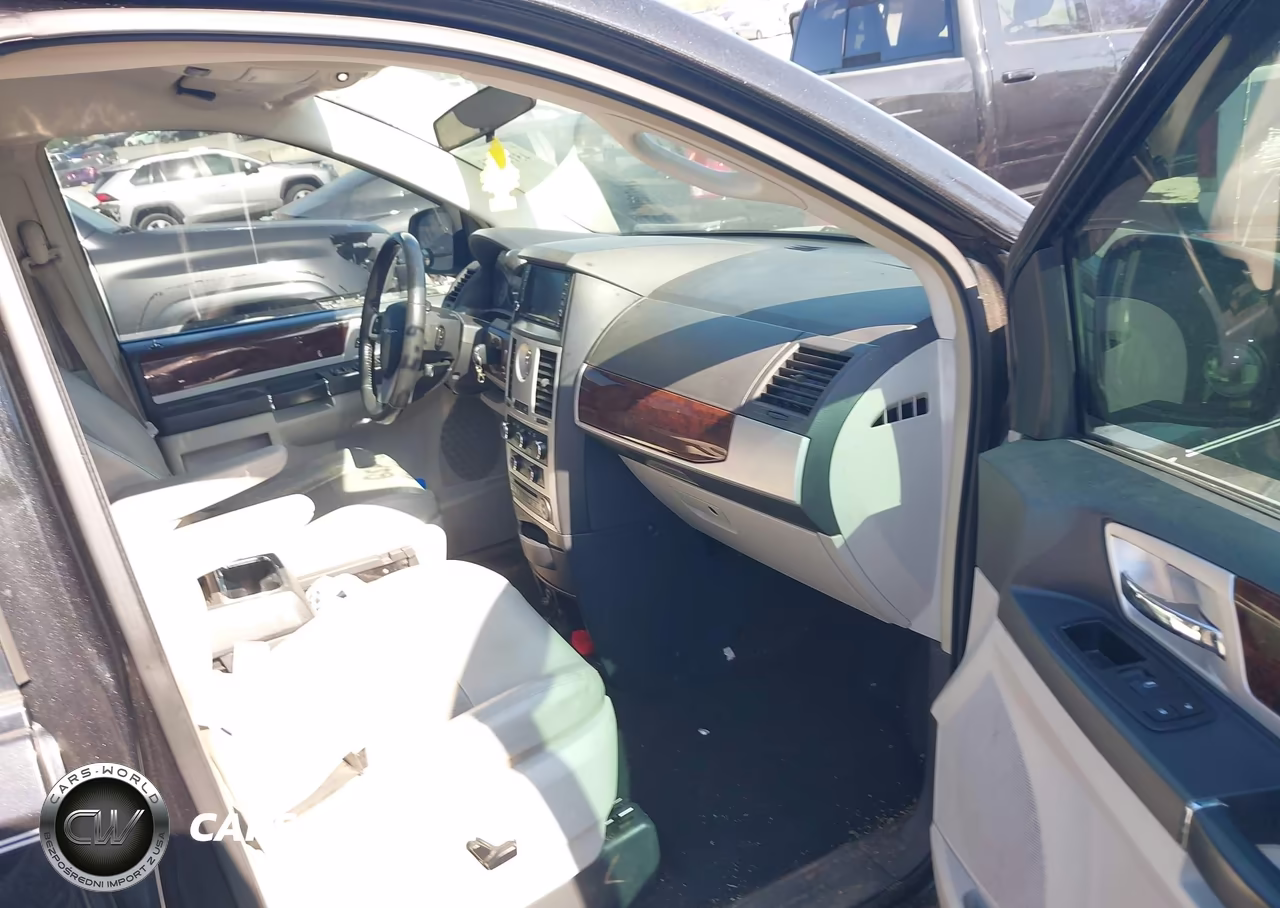 2010 Chrysler Town & Country Touring Plus VIN:2A4RR8DX7AR320713 - 5