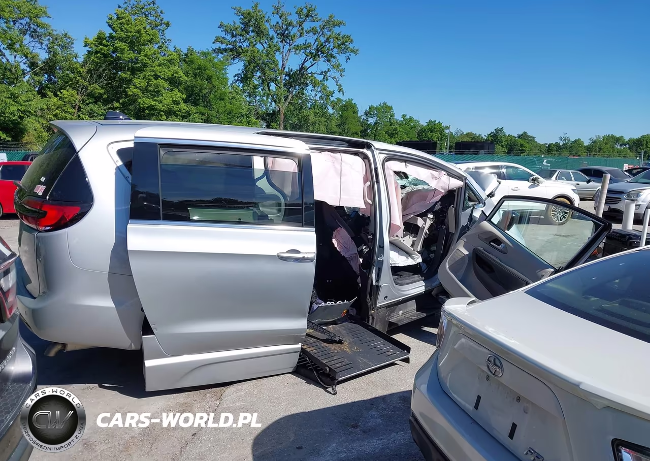 2024 Chrysler Pacifica Touring L VIN:2C4RC1BG1RR145159 - 12