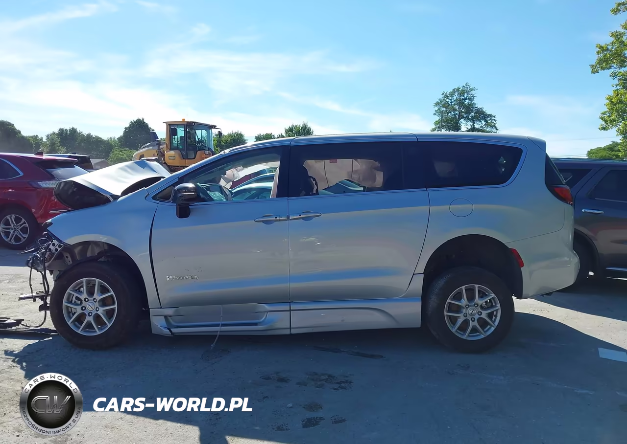 2024 Chrysler Pacifica Touring L VIN:2C4RC1BG1RR145159 - 13