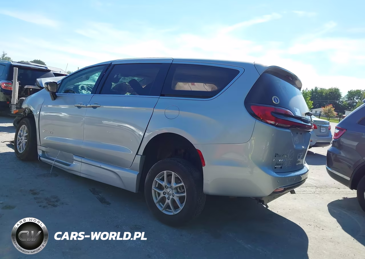 2024 Chrysler Pacifica Touring L VIN:2C4RC1BG1RR145159 - 3