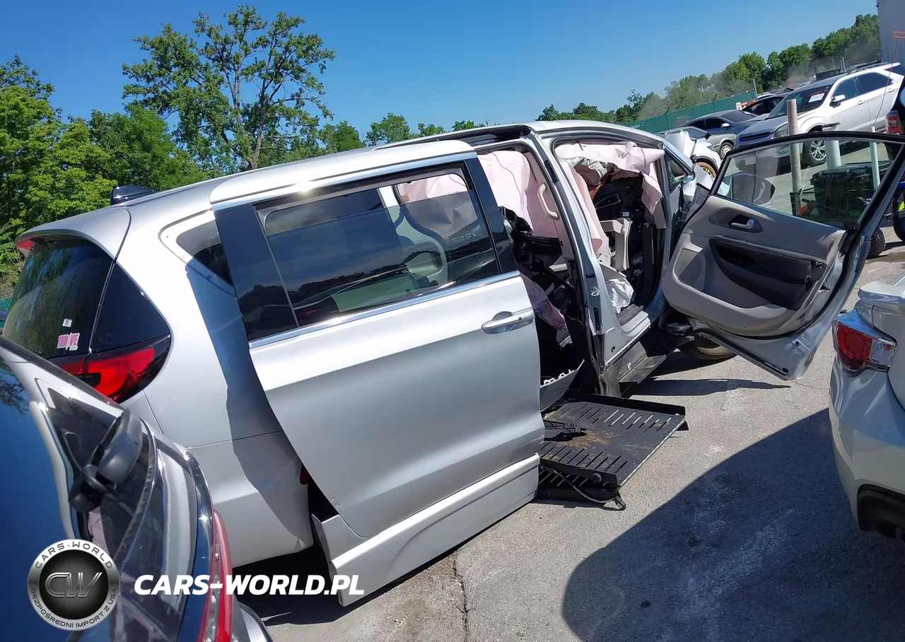 2024 Chrysler Pacifica Touring L VIN:2C4RC1BG1RR145159 - 4