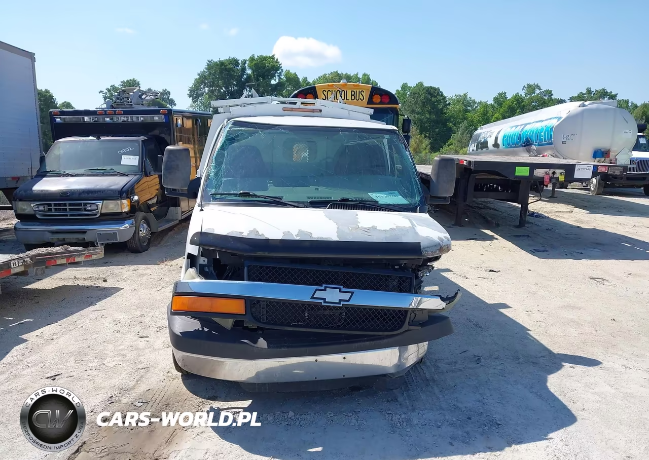 2009 Chevrolet Express Cutaway Work Van VIN:1GBHG31C991123333 - 13