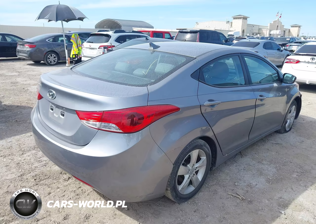2013 Hyundai Elantra Gls VIN:KMHDH4AE8DU573699 - 4