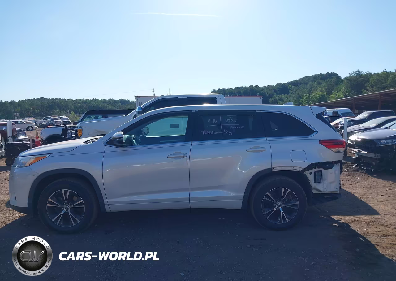 2018 Toyota Highlander Le Plus VIN:5TDZZRFH8JS239082 - 14