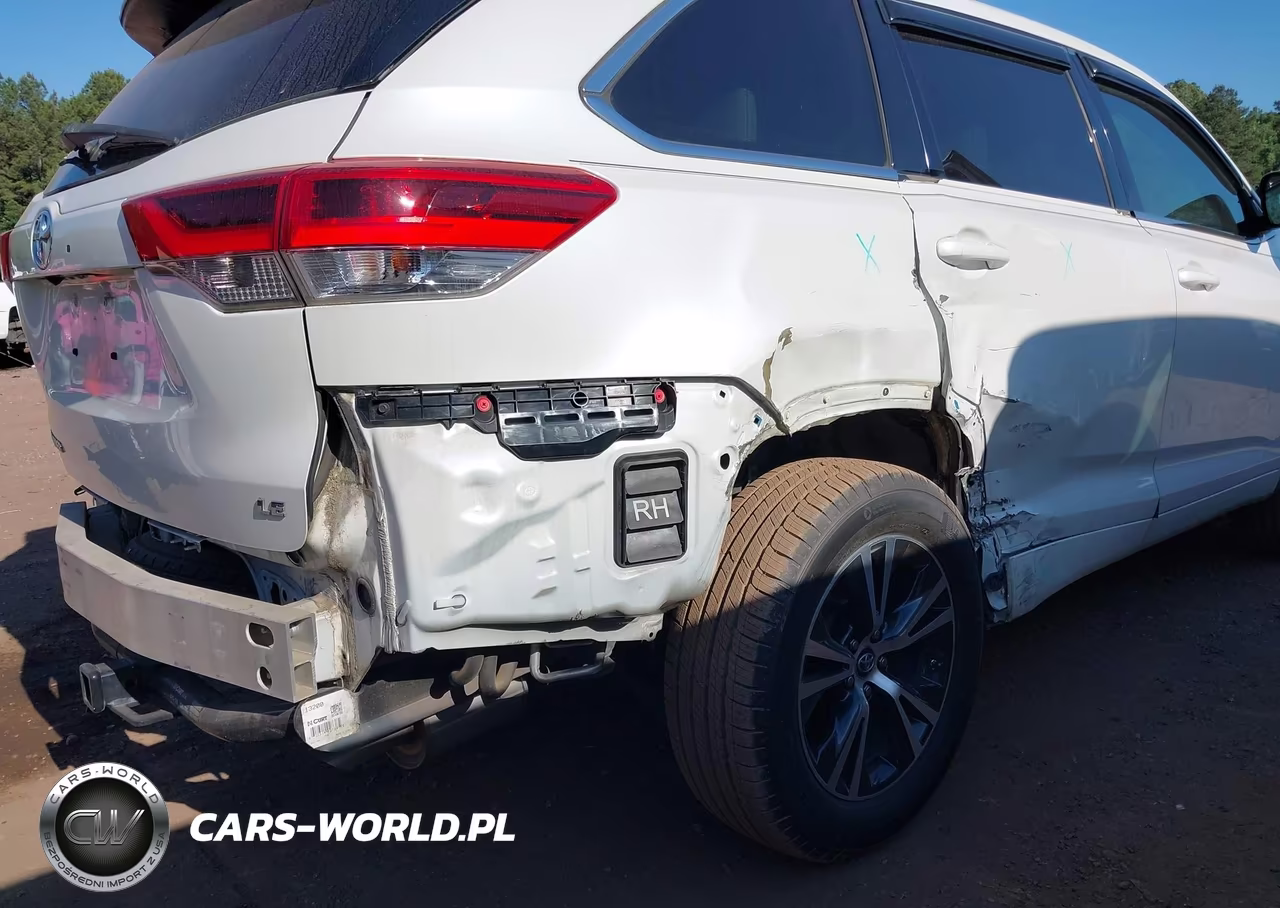 2018 Toyota Highlander Le Plus VIN:5TDZZRFH8JS239082 - 17