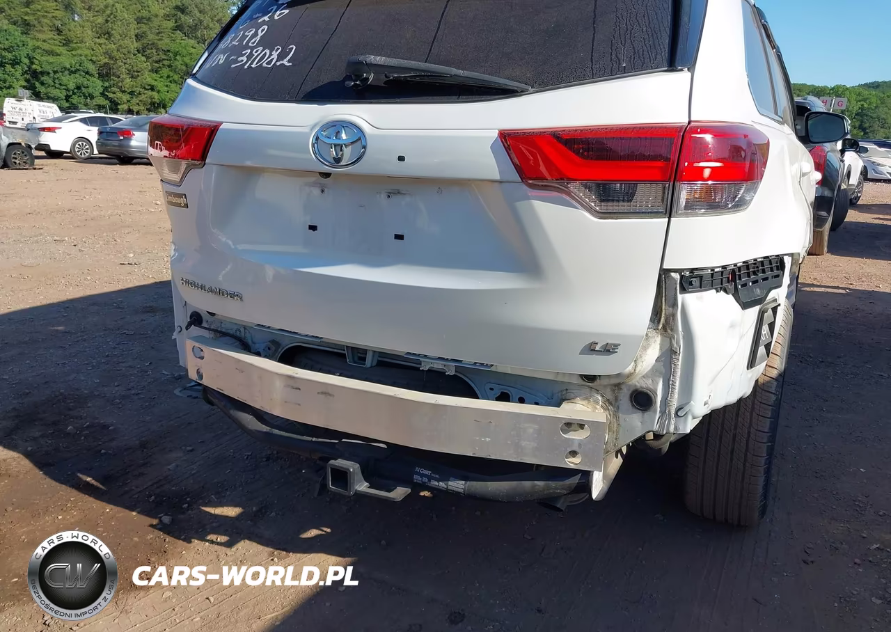 2018 Toyota Highlander Le Plus VIN:5TDZZRFH8JS239082 - 18
