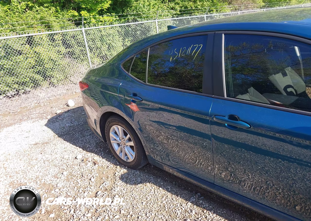 2025 Toyota Camry Le VIN:4T1DAACKXSU619973 - 17