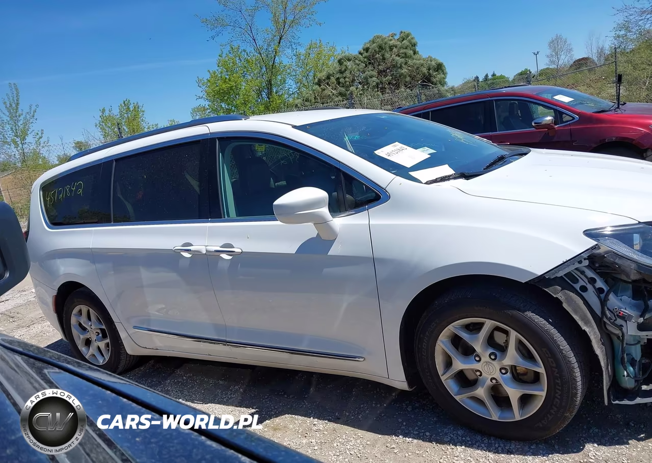2017 Chrysler Pacifica Touring-L Plus VIN:2C4RC1EG3HR578797 - 13