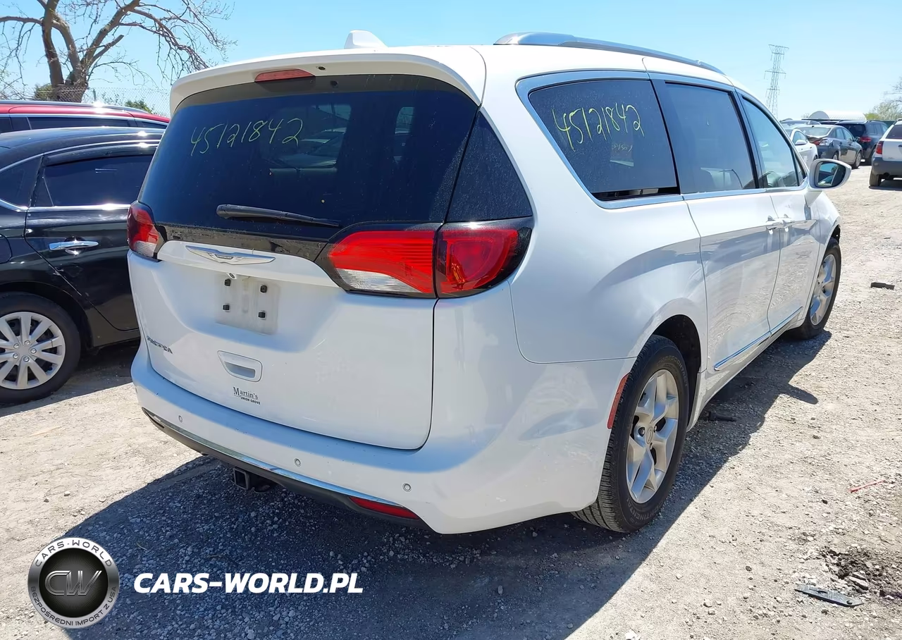 2017 Chrysler Pacifica Touring-L Plus VIN:2C4RC1EG3HR578797 - 4