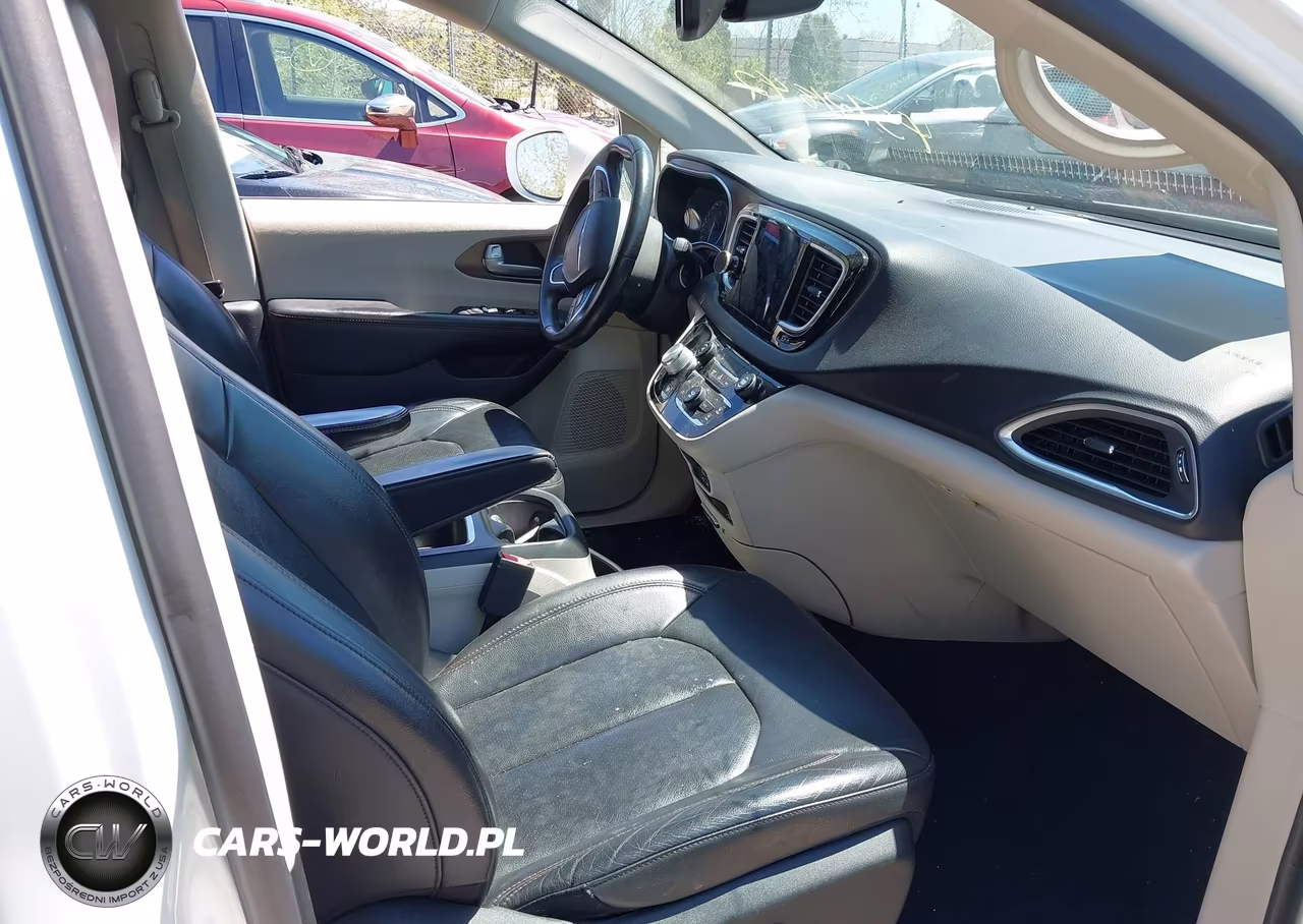 2017 Chrysler Pacifica Touring-L Plus VIN:2C4RC1EG3HR578797 - 5