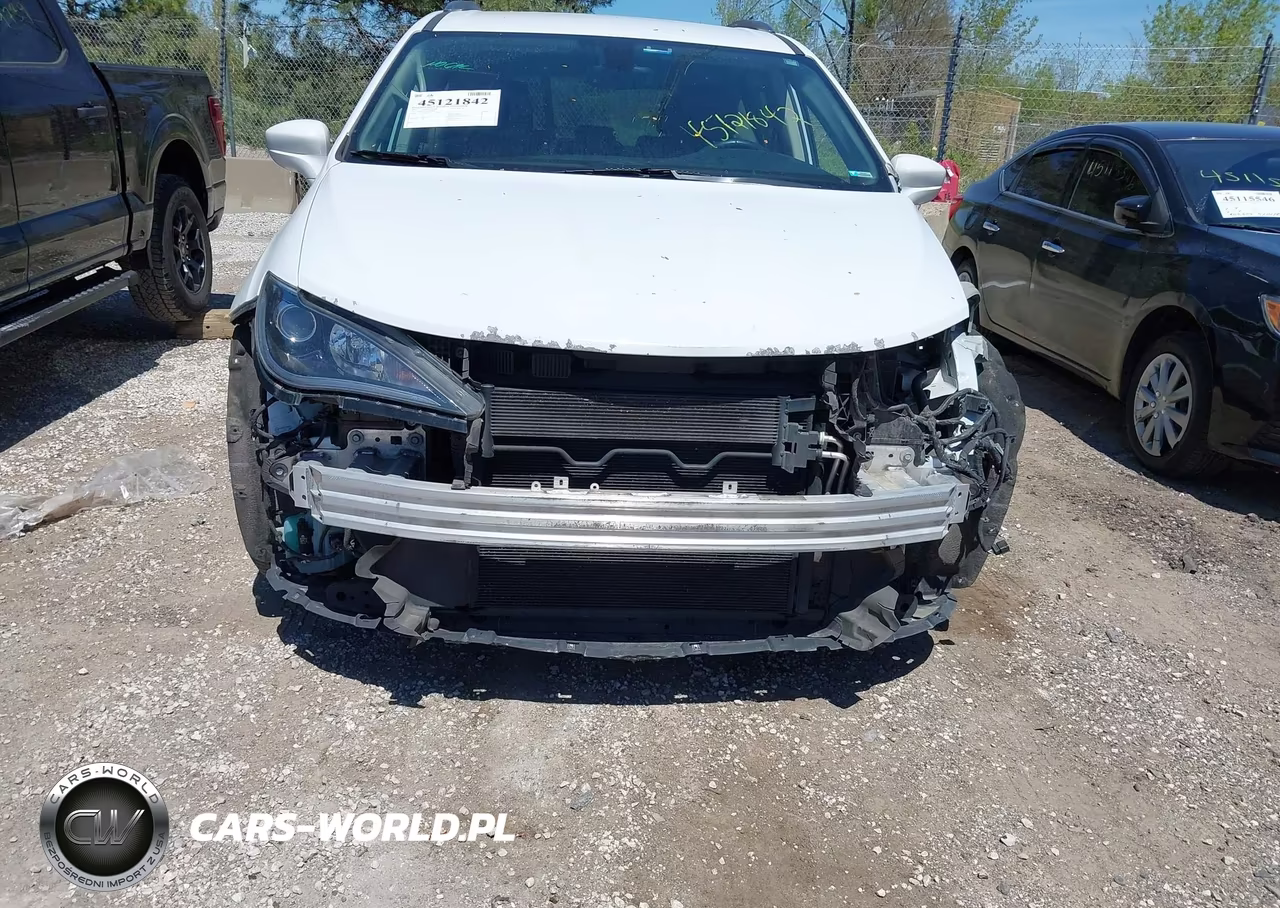 2017 Chrysler Pacifica Touring-L Plus VIN:2C4RC1EG3HR578797 - 6