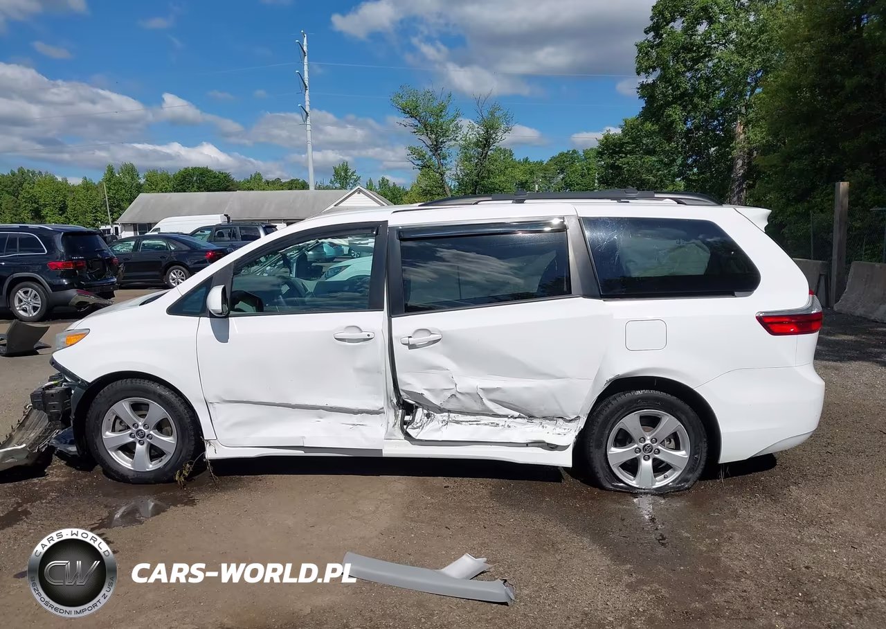 2018 Toyota Sienna Le 8 Passenger VIN:5TDKZ3DC9JS939750 - 14