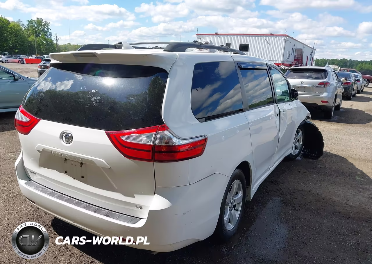 2018 Toyota Sienna Le 8 Passenger VIN:5TDKZ3DC9JS939750 - 4