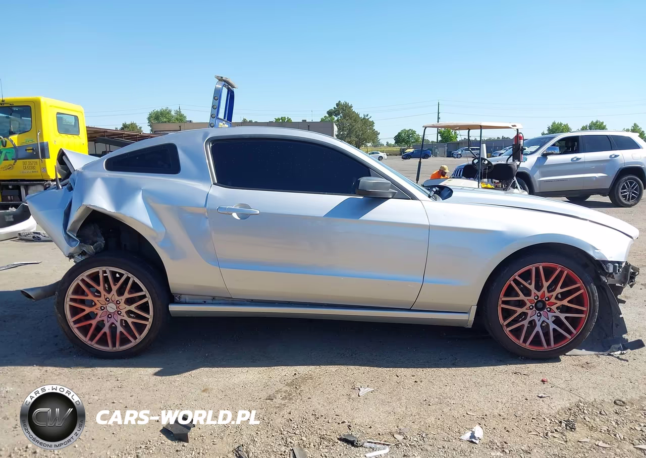 2014 Ford Mustang V6 VIN:1ZVBP8AM1E5242713 - 14