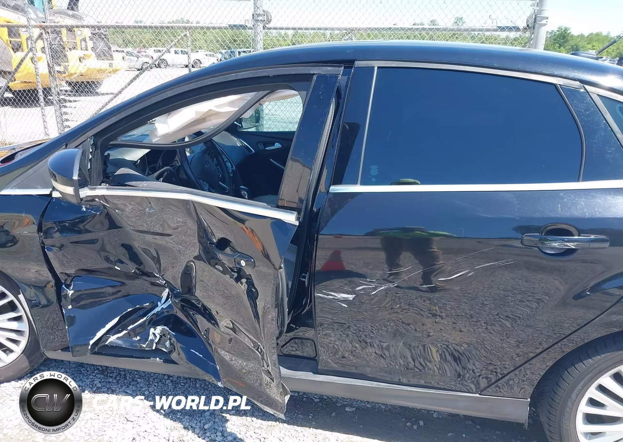 2018 Ford Focus Titanium VIN:1FADP3J27JL202015 - 14