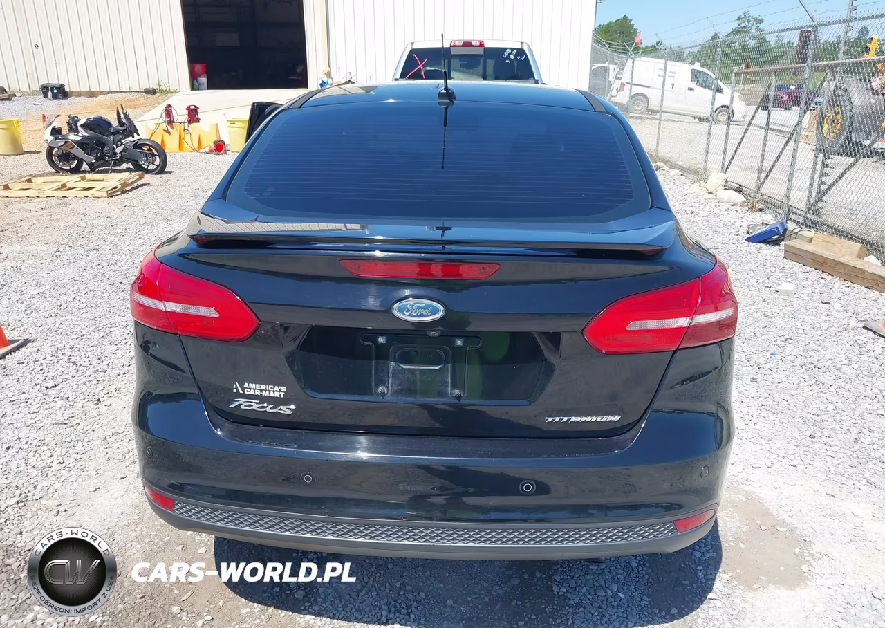 2018 Ford Focus Titanium VIN:1FADP3J27JL202015 - 16