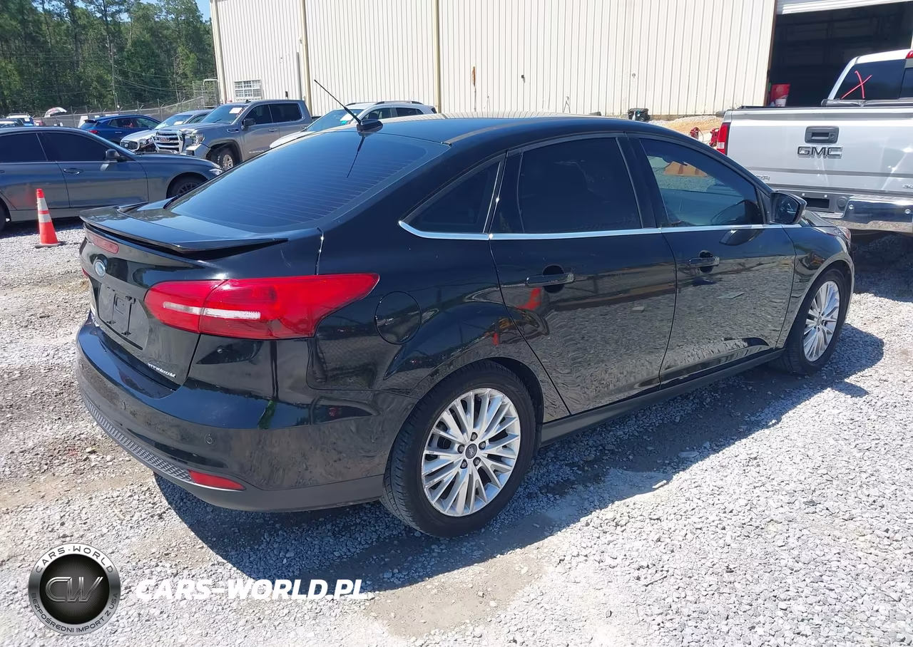 2018 Ford Focus Titanium VIN:1FADP3J27JL202015 - 4