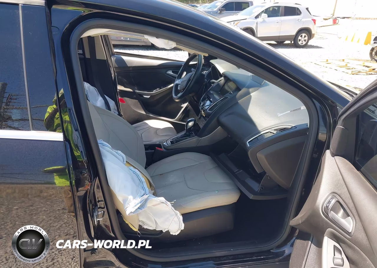 2018 Ford Focus Titanium VIN:1FADP3J27JL202015 - 5