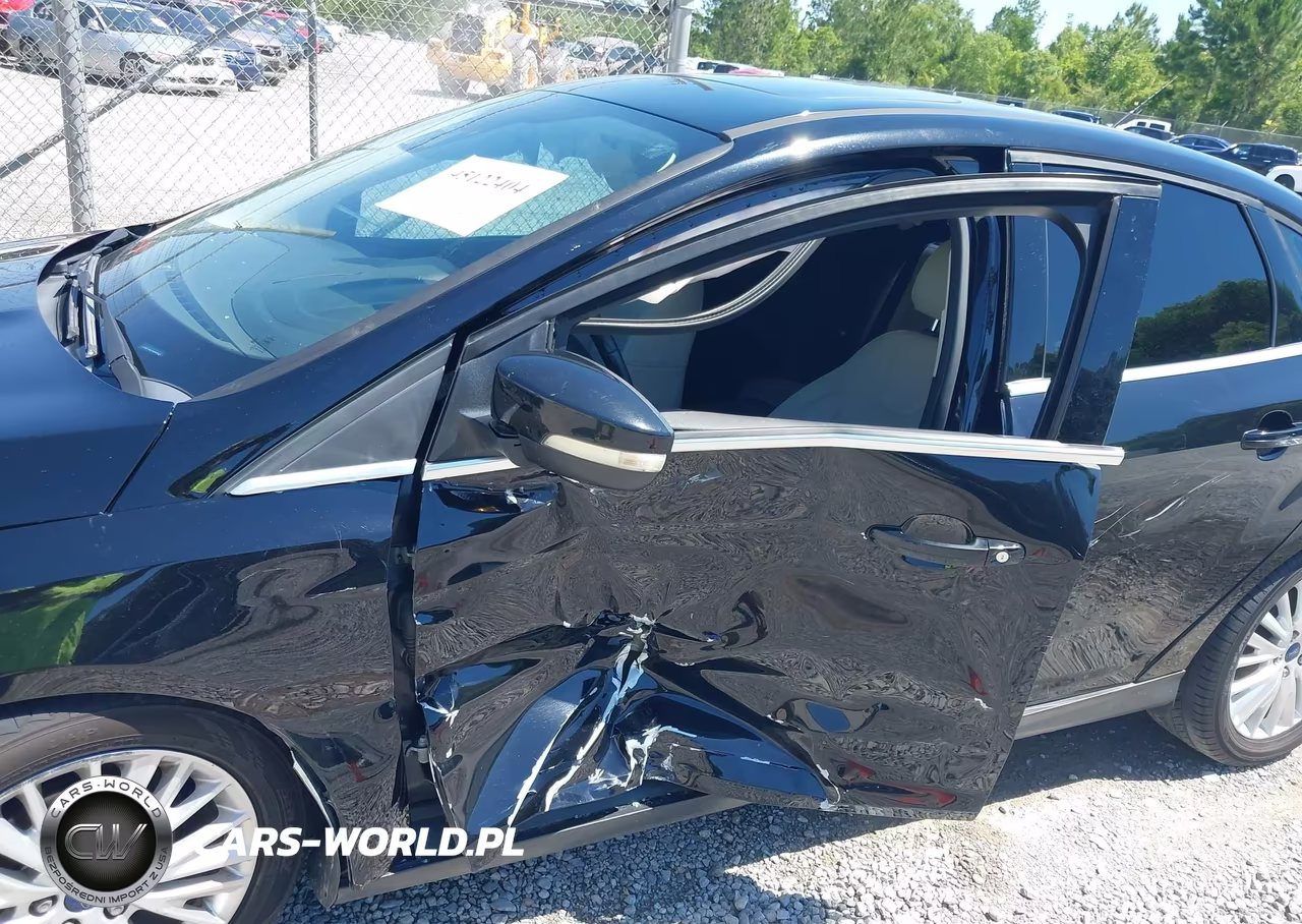 2018 Ford Focus Titanium VIN:1FADP3J27JL202015 - 6