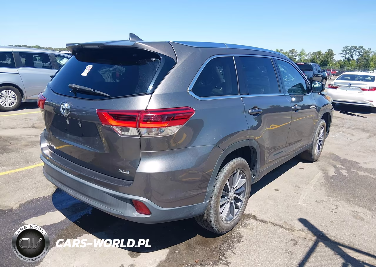 2019 Toyota Highlander Xle VIN:5TDKZRFH4KS561933 - 4