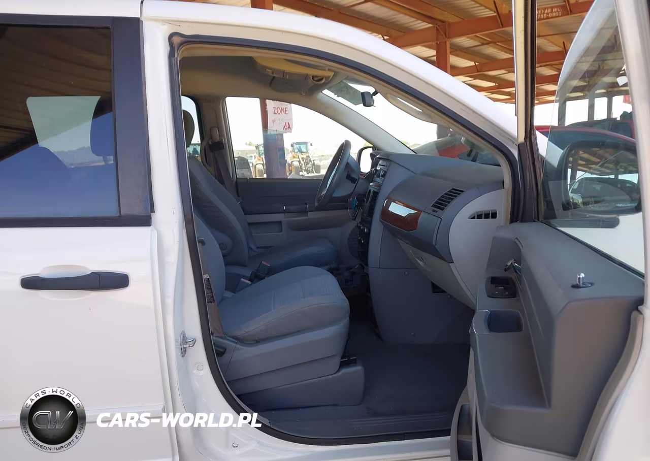2008 Chrysler Town & Country Lx VIN:2A8HR44HX8R618811 - 5