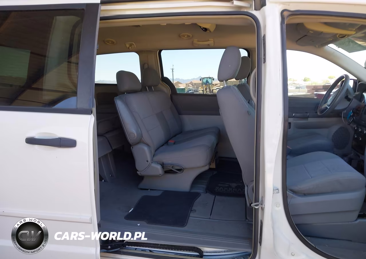 2008 Chrysler Town & Country Lx VIN:2A8HR44HX8R618811 - 8