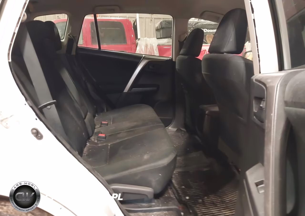 2018 Toyota Rav4 Le VIN:JTMBFREV4JJ231687 - 3