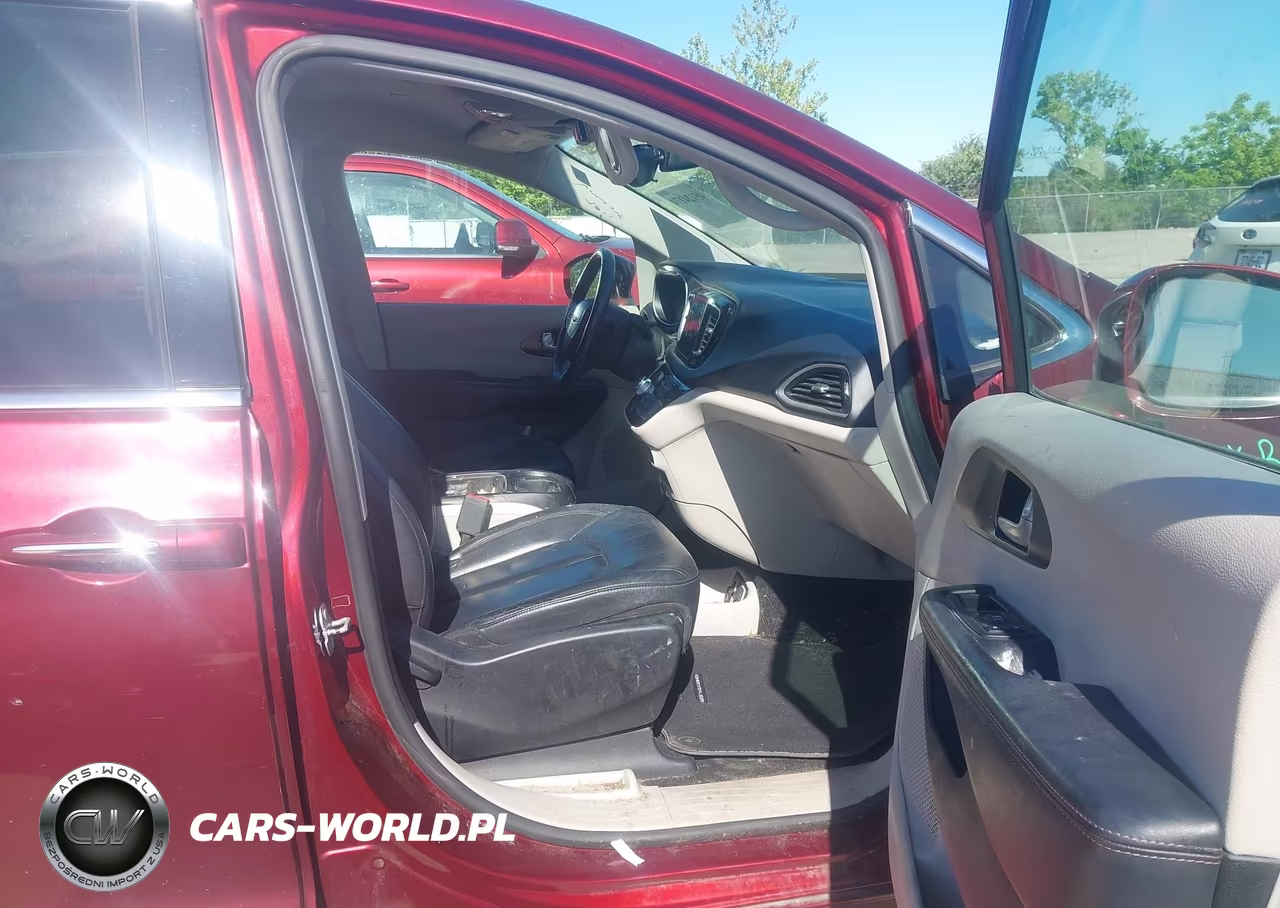 2017 Chrysler Pacifica Touring-L VIN:2C4RC1BG8HR809858 - 5