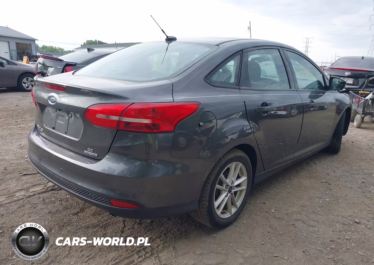 2016 Ford Focus Se VIN:1FADP3F21GL335404 - 4