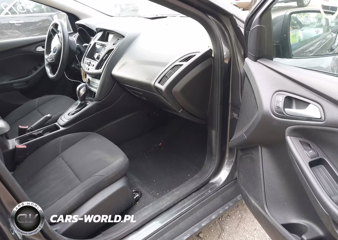 2016 Ford Focus Se VIN:1FADP3F21GL335404 - 5