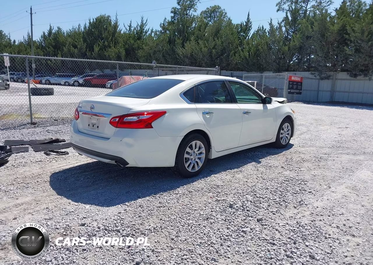 2017 Nissan Altima 2.5 S VIN:1N4AL3AP2HC137157 - 4