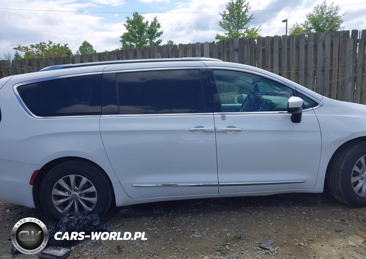 2019 Chrysler Pacifica Touring L VIN:2C4RC1BG7KR523684 - 13