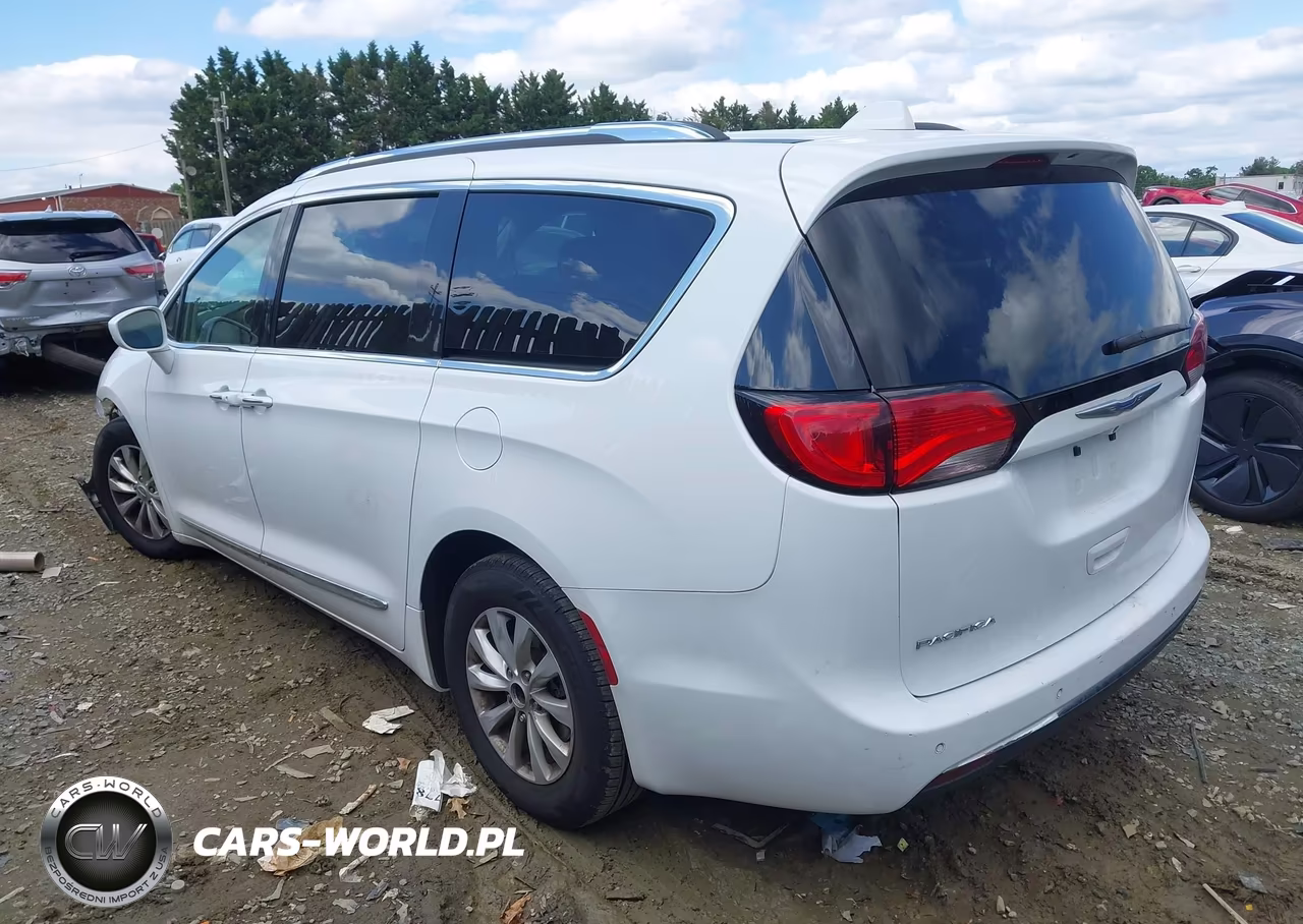 2019 Chrysler Pacifica Touring L VIN:2C4RC1BG7KR523684 - 3