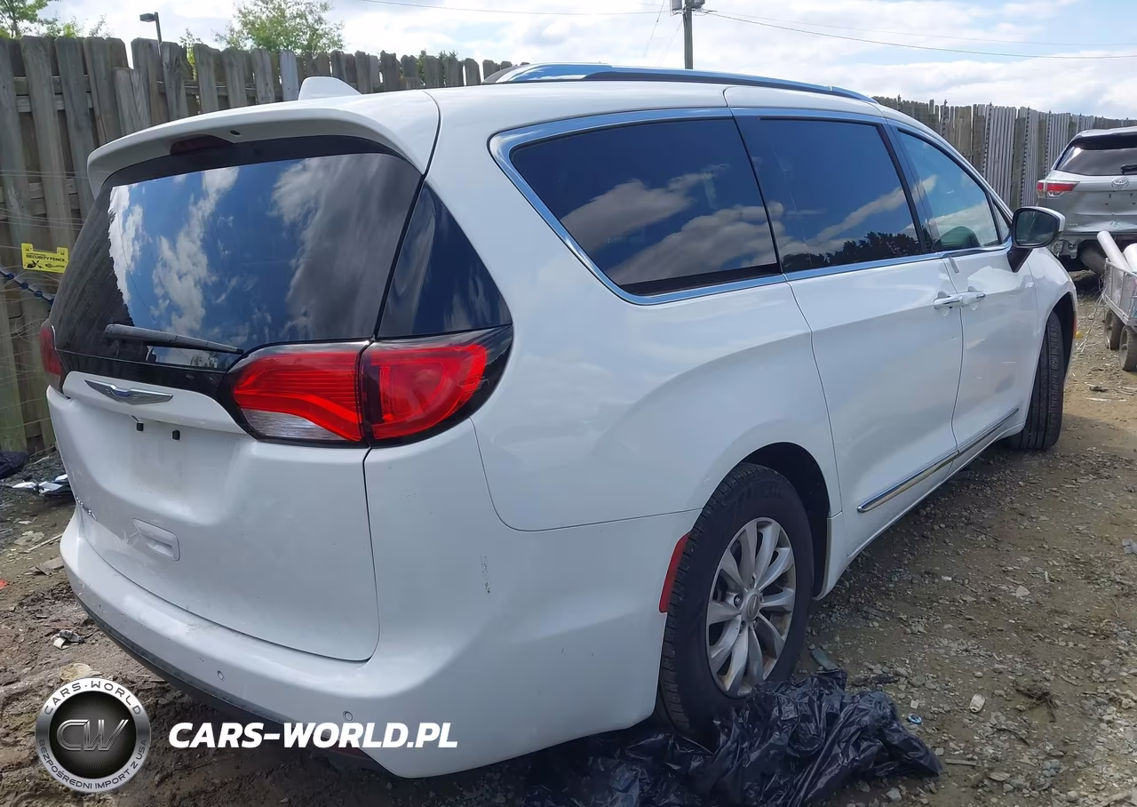 2019 Chrysler Pacifica Touring L VIN:2C4RC1BG7KR523684 - 4