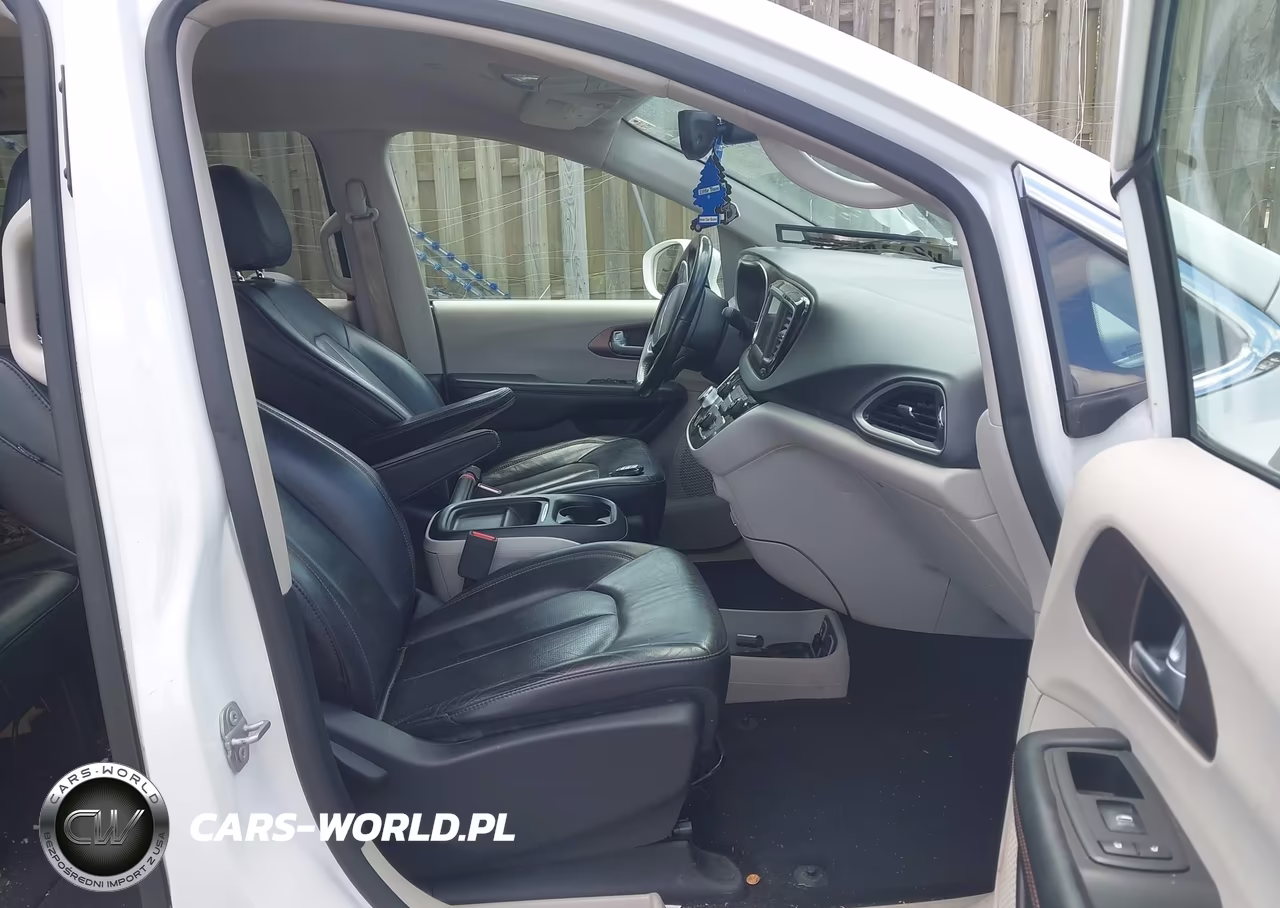 2019 Chrysler Pacifica Touring L VIN:2C4RC1BG7KR523684 - 5