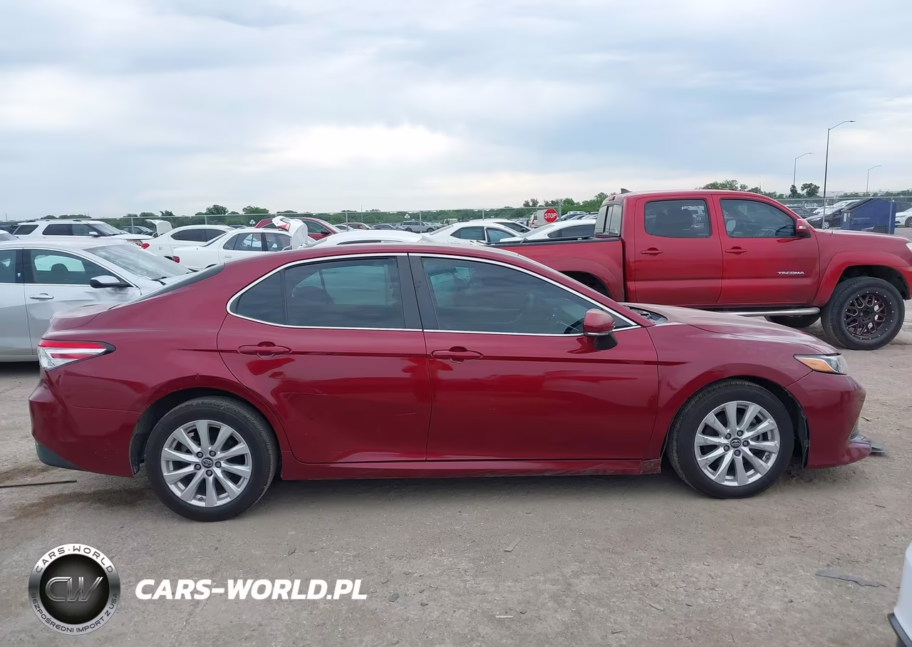 2018 Toyota Camry Le VIN:4T1B11HK2JU555264 - 13