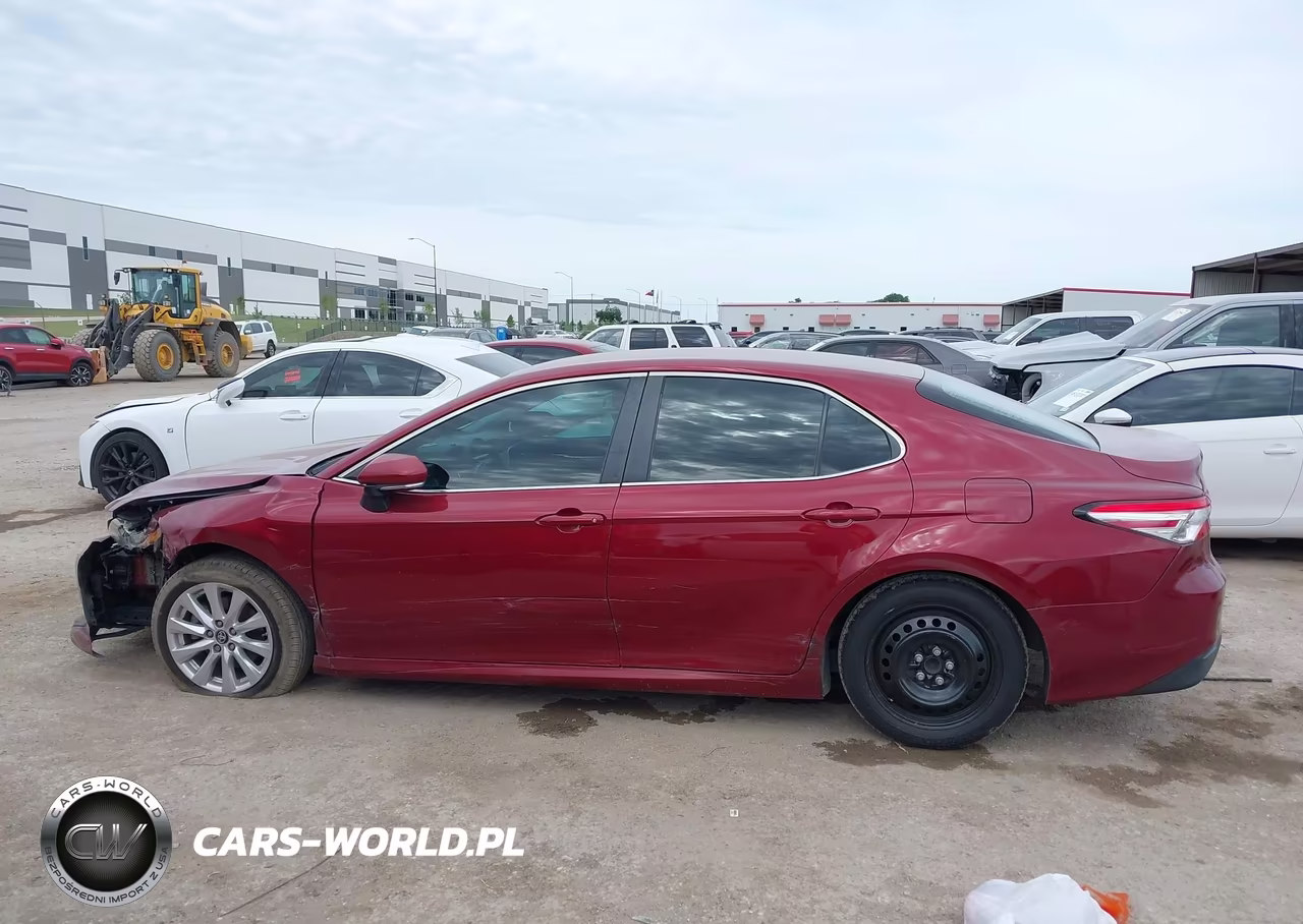 2018 Toyota Camry Le VIN:4T1B11HK2JU555264 - 14