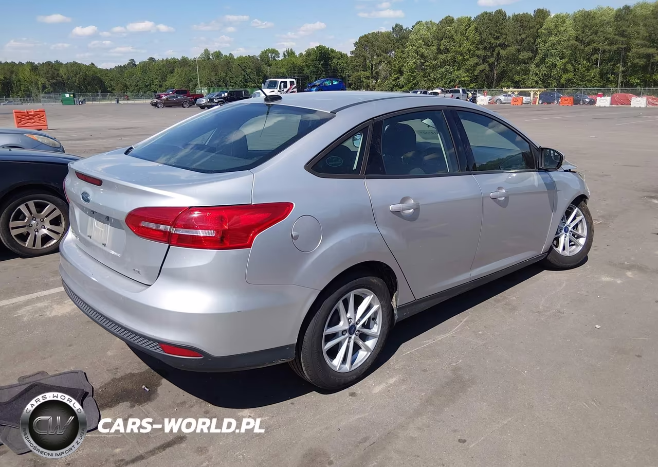 2017 Ford Focus Se VIN:1FADP3F29HL291900 - 4