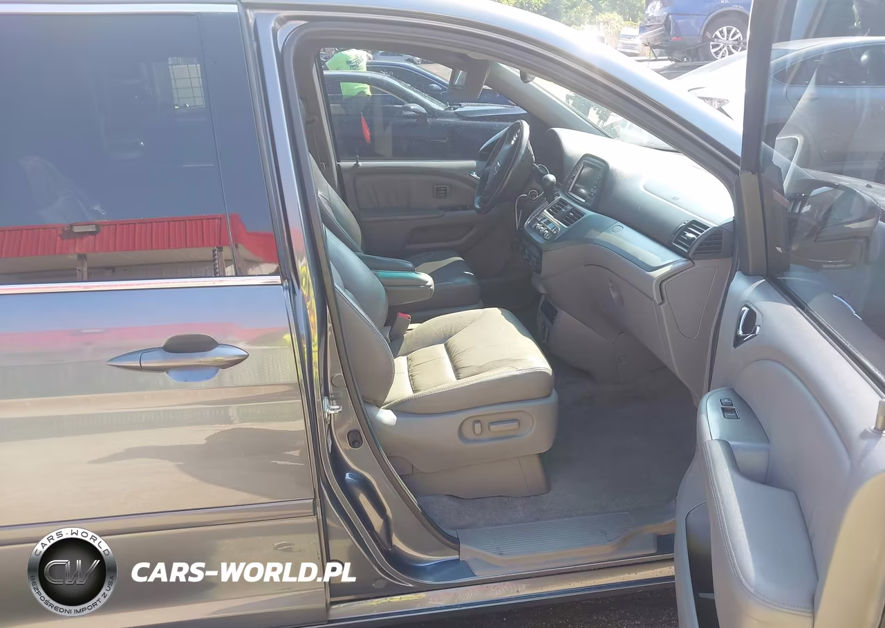 2010 Honda Odyssey Touring VIN:5FNRL3H95AB111570 - 5