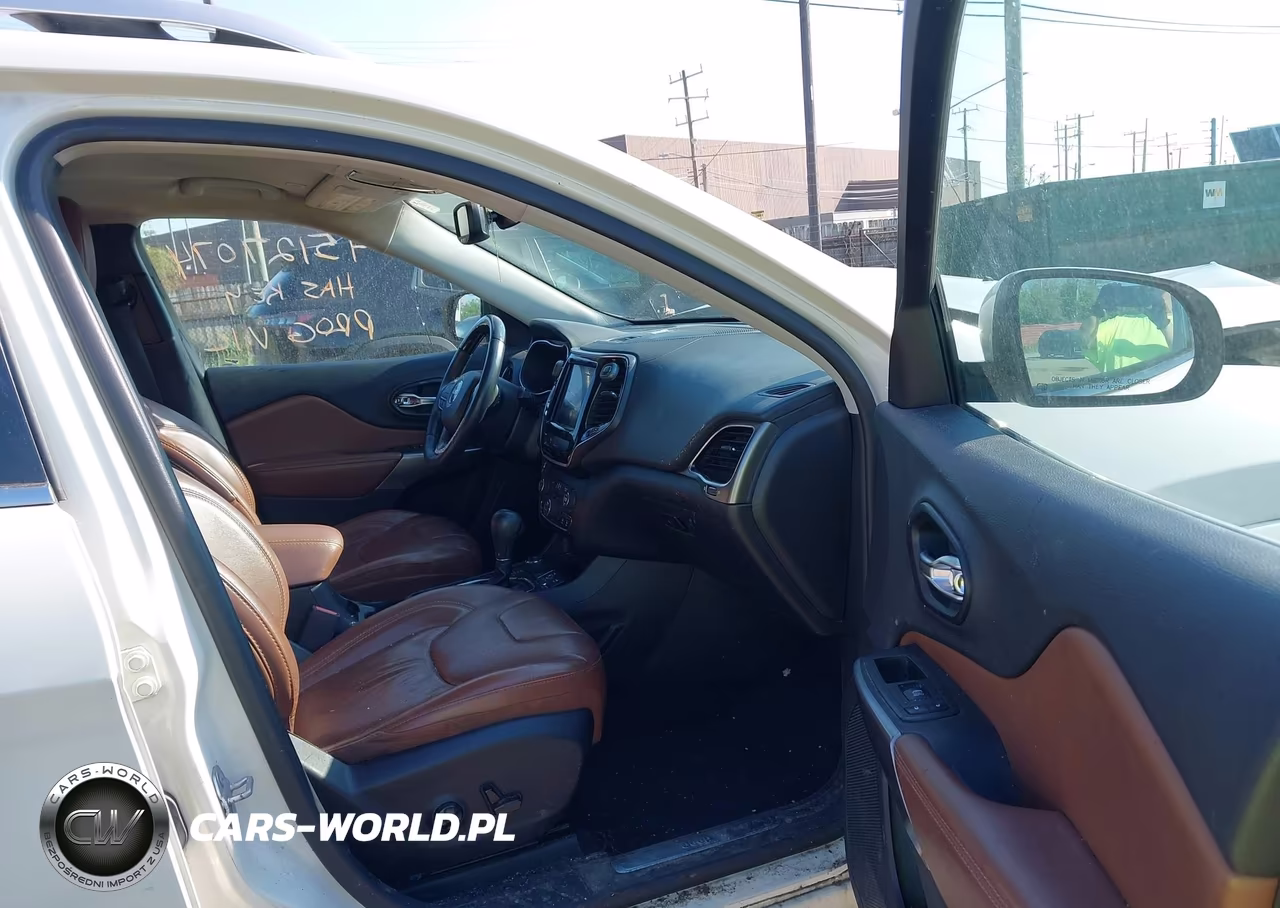 2019 Jeep Cherokee Overland 4X4 VIN:1C4PJMJX2KD243836 - 5